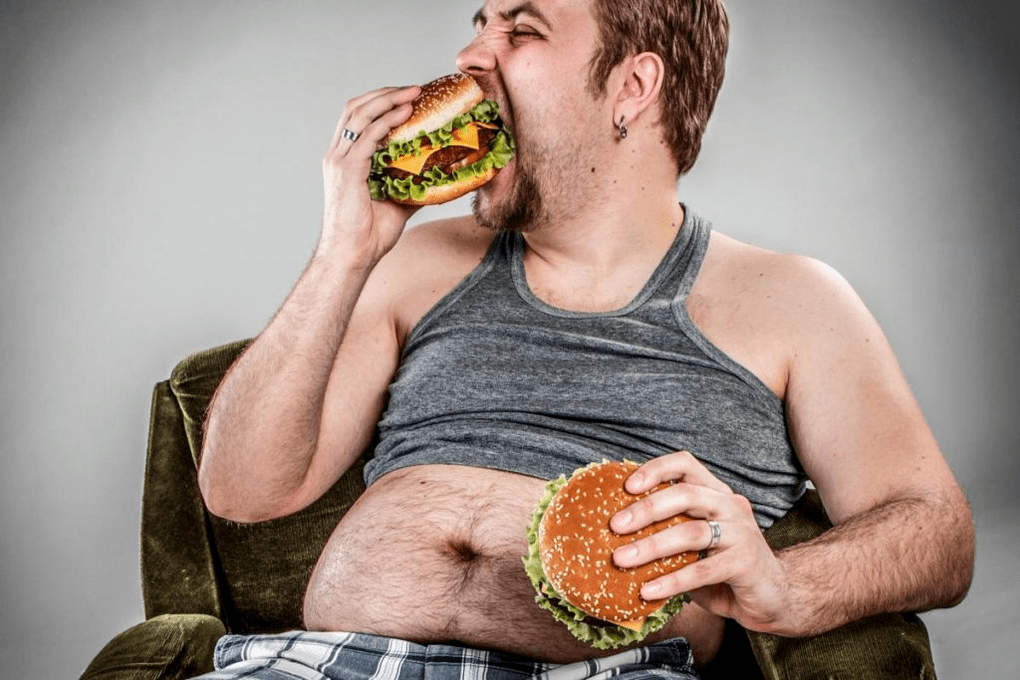 l'uomo mangia cibo spazzatura