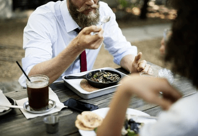 un uomo mangia il cibo giusto per la potenza