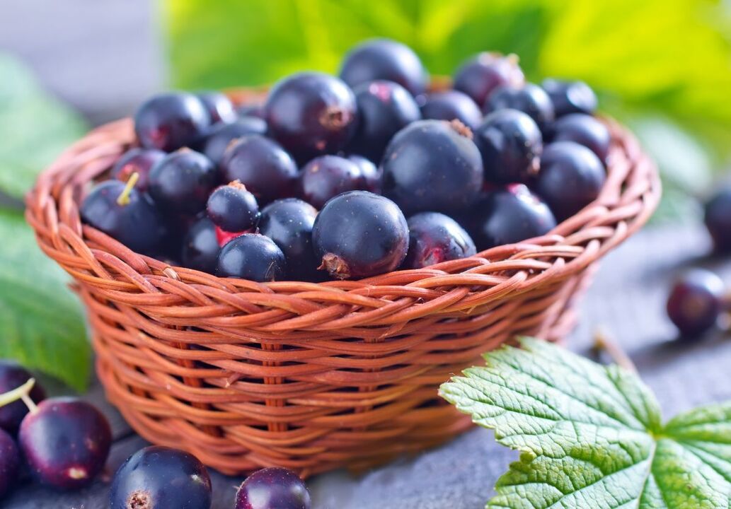 Mangiare ribes nero contenente vitamina C aumenterà la libido di un uomo